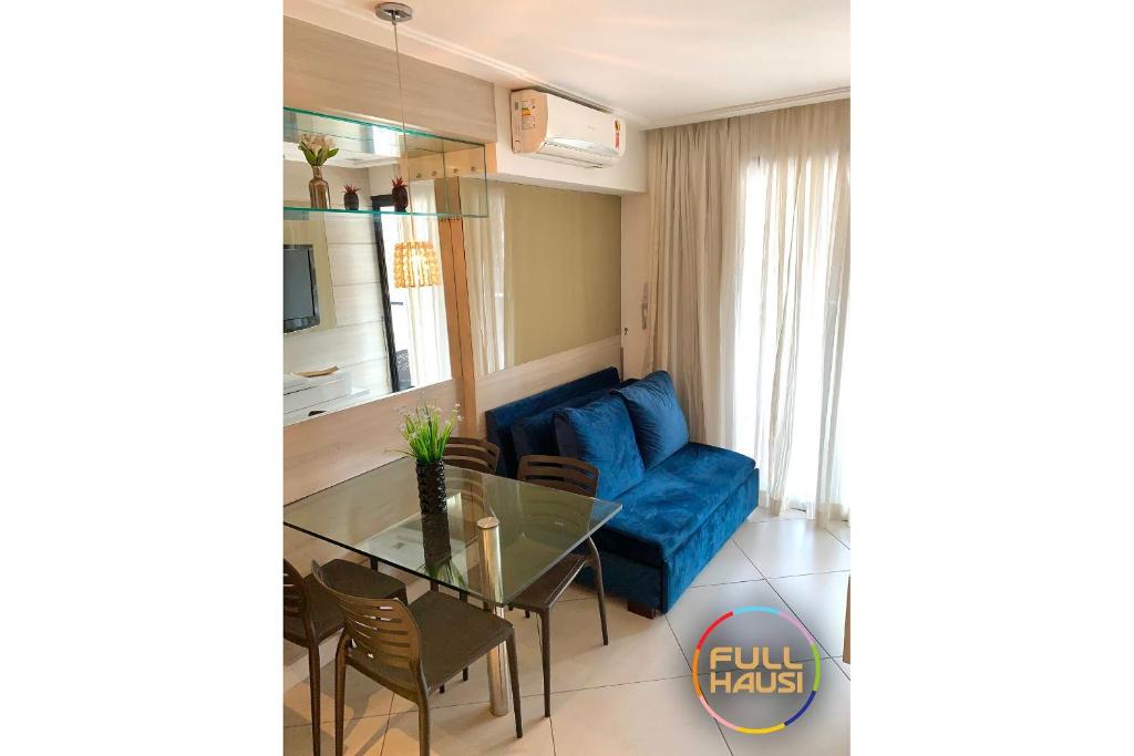 sala de estar con sofá azul y mesa de cristal en Landscape Flat Charmoso Condomínio na Beira Mar, en Fortaleza