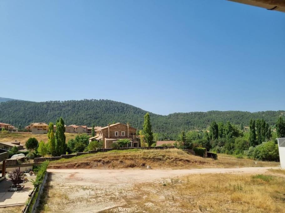 una casa en la cima de una colina con una casa en Casa Conce, en Riópar