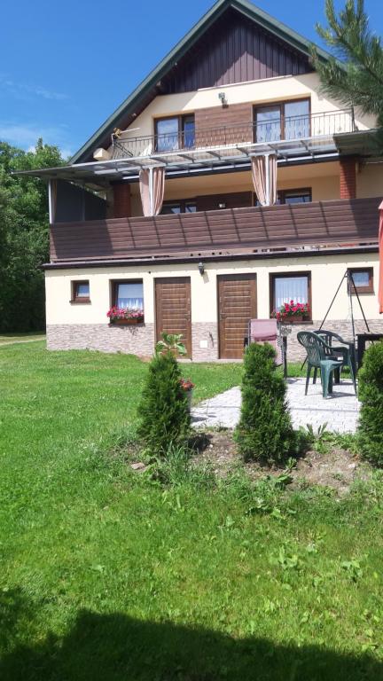 a house with a picnic table in front of it at Świętokrzyski Zakątek Porąbki 111a 26-004 Bieliny in Bieliny