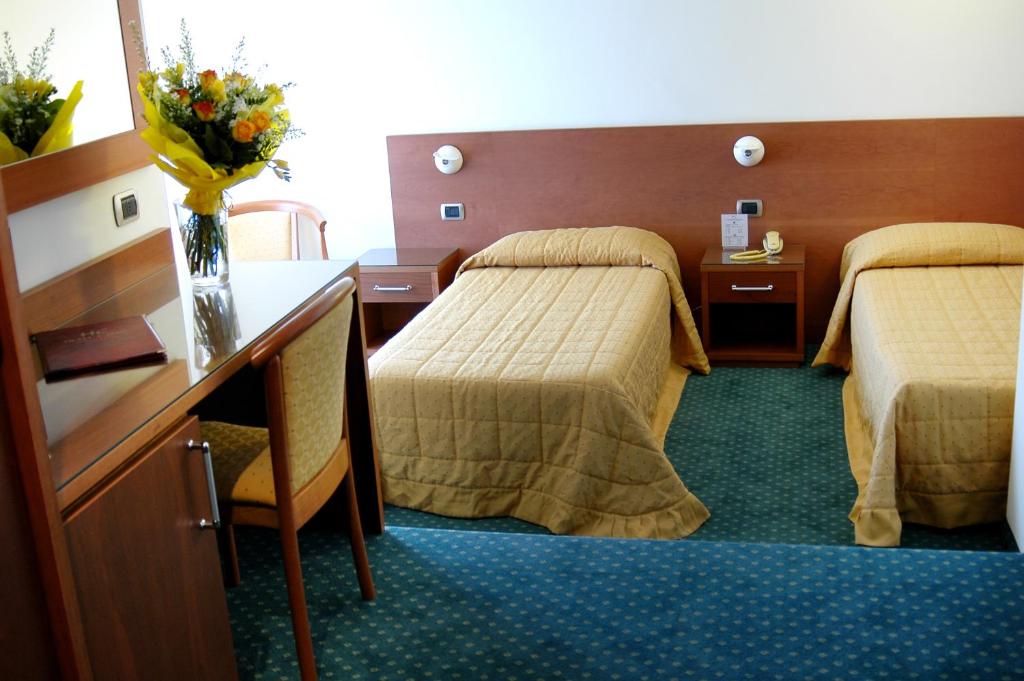 A seating area at Hotel Capri Bardolino 3S