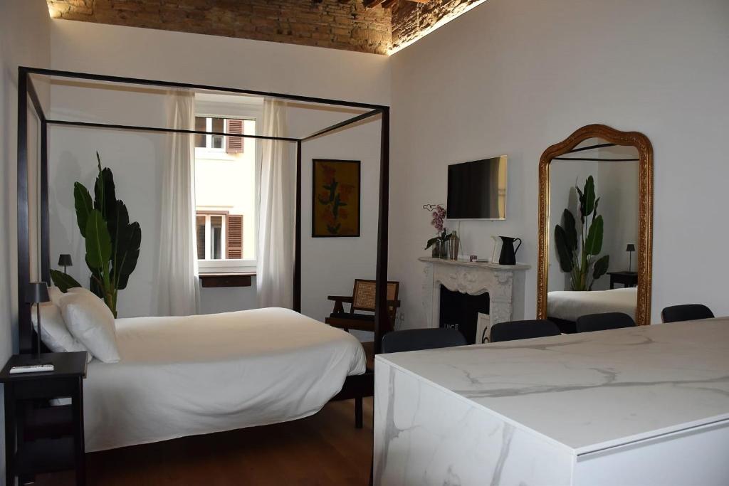 1 dormitorio con 2 camas, espejo y chimenea en Fontana Luxury Home, en Roma