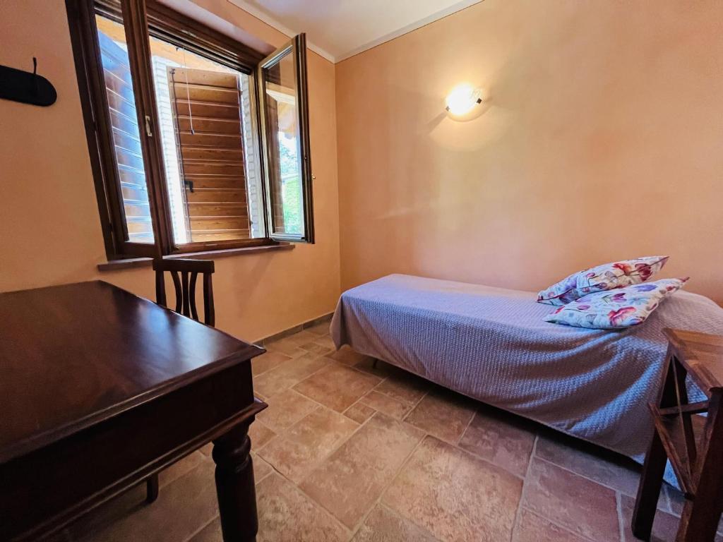 Postel nebo postele na pokoji v ubytování Il borgo fra i laghi
