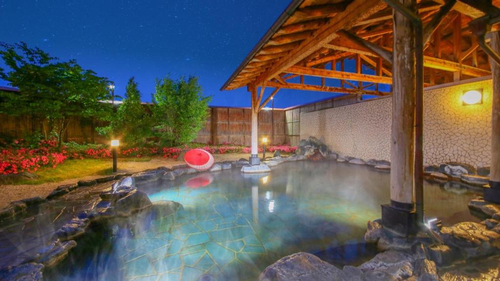 una piscina con un frisbee rojo. en Ooedo Onsen Monogatari Aizu, en Aizuwakamatsu