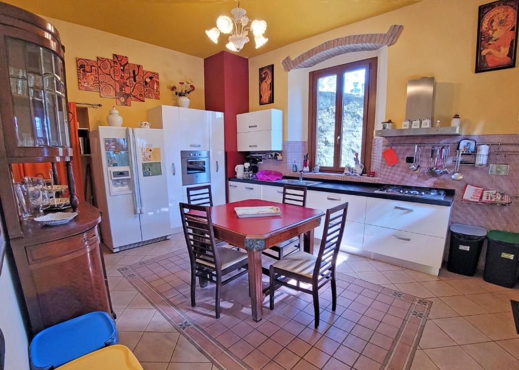Kuchyňa alebo kuchynka v ubytovaní Villa Morelli Gualtierotti