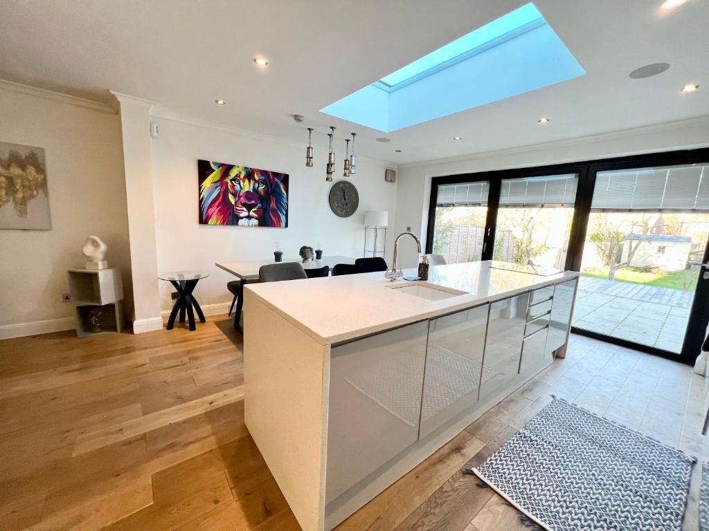 Comfortable 3 Bedroom House with Garden and Parking Sleeps up to 6