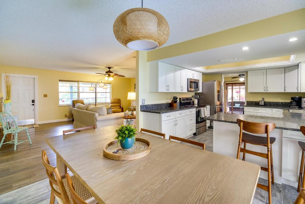uma cozinha e sala de estar com mesa e cadeiras em Fort Pierce Vacation Rental Walk to Beach and Jetty em Fort Pierce