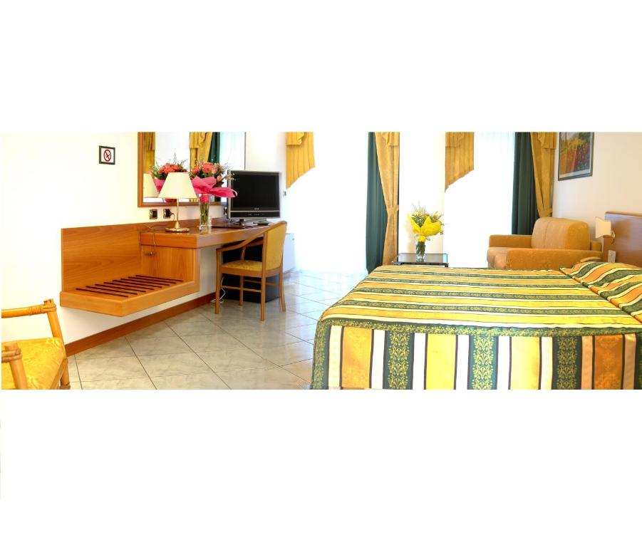 A bed or beds in a room at Hotel Capri Bardolino 3S