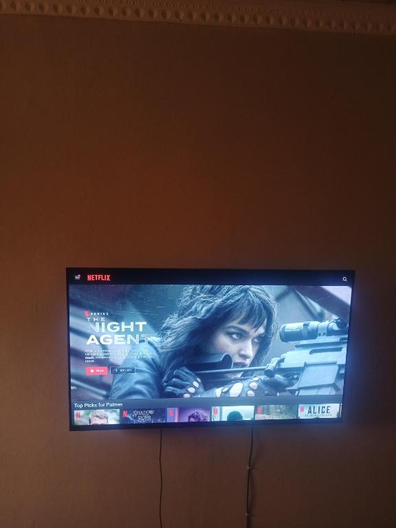 TV de pantalla plana con videojuego en Airbnb, en Nakuru
