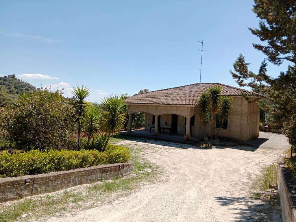 une maison avec un chemin de terre devant elle dans l'établissement Odori di zagara, à Caltanissetta
