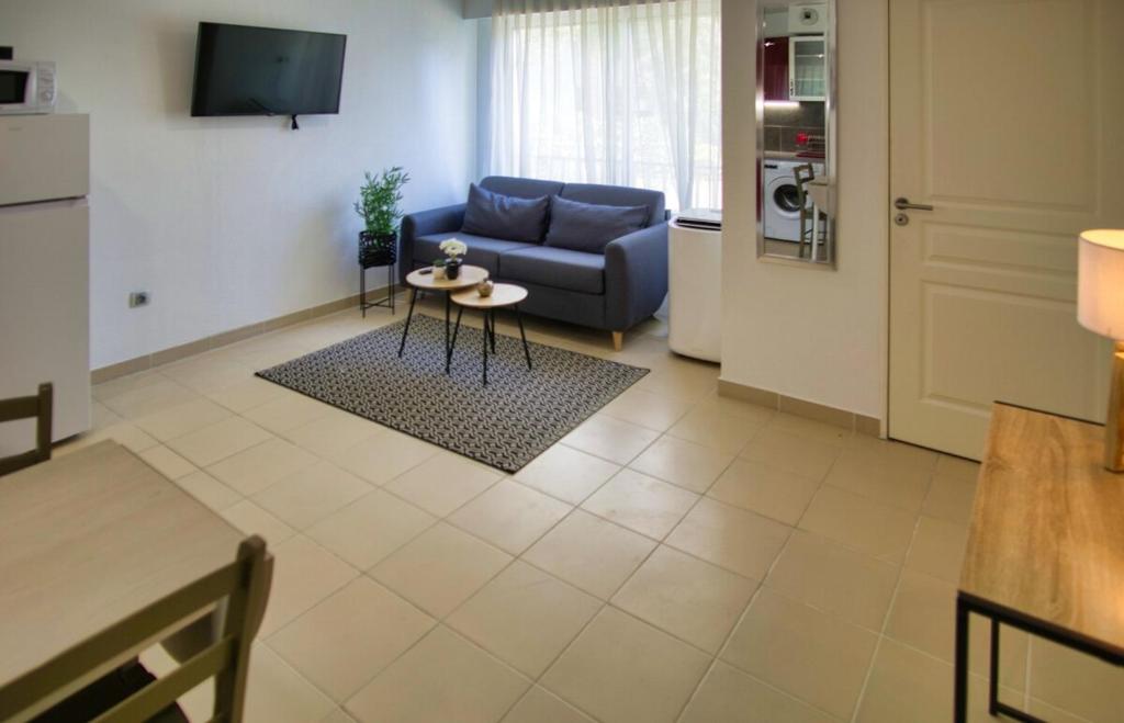 Posedenie v ubytovaní Cannes charming studio in a modern residence