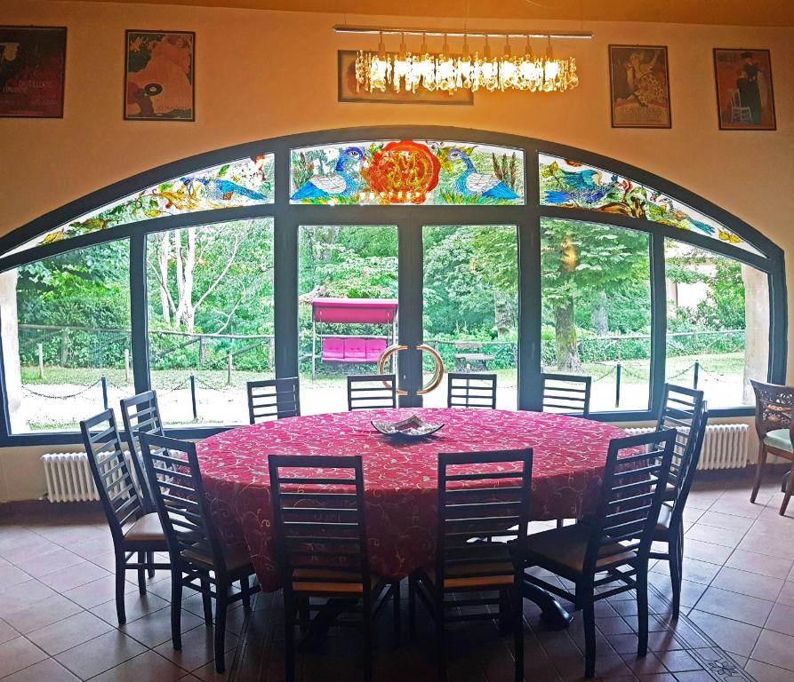 Reštaurácia alebo iné gastronomické zariadenie v ubytovaní Villa Morelli Gualtierotti
