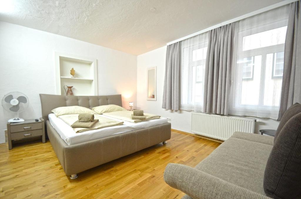 Un pat sau paturi într-o cameră la Apartment Zeller Lake & City Centre