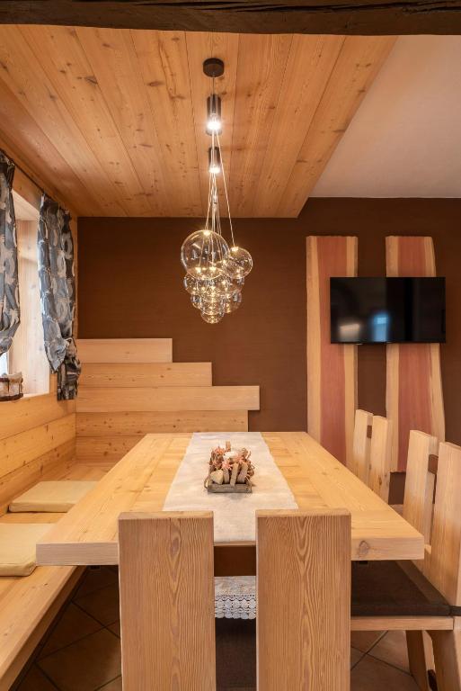 Televízia a/alebo spoločenská miestnosť v ubytovaní Casera Moda Luxury Chalet