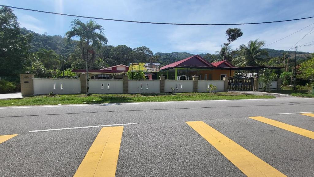 una calle vacía delante de una casa en Sri MaLati Homestay and Event Space en Balik Pulau