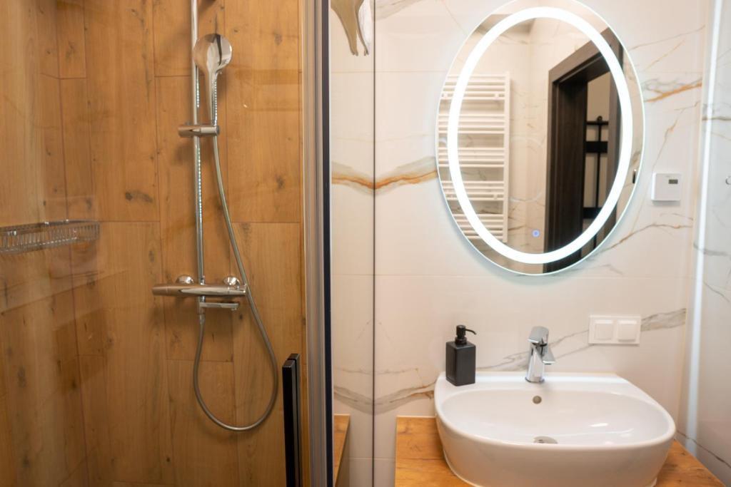 Kúpeľňa v ubytovaní Apartamenty z basenem i saunami STONE HILL RESORT VIP Centrum by Royal Aparts
