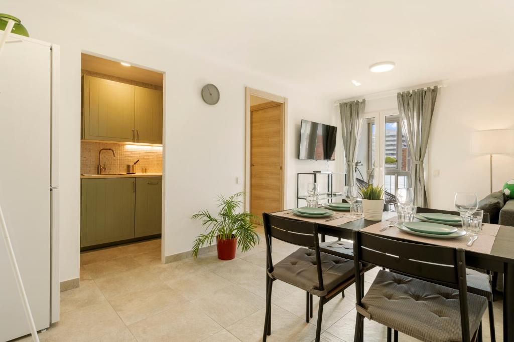 ein Esszimmer und eine Küche mit Tisch und Stühlen in der Unterkunft Apartamento cerca de la playa in Barcelona