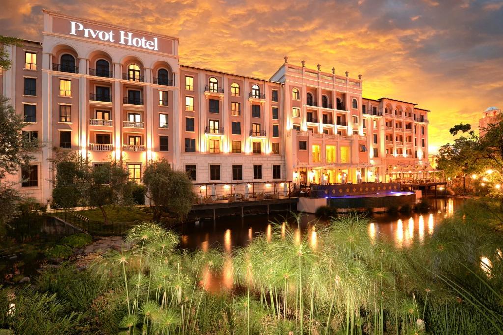 una representación de un hotel con un puente sobre un río en Pivot Hotel Montecasino, en Johannesburgo