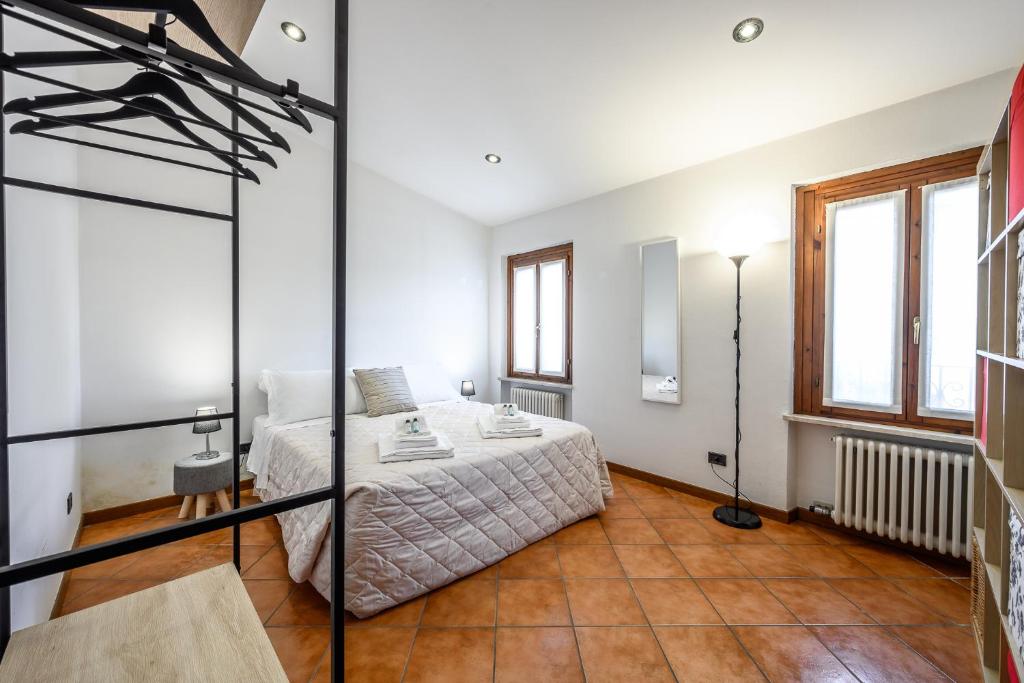 A bed or beds in a room at Intimo appartamento sui tetti di Verona