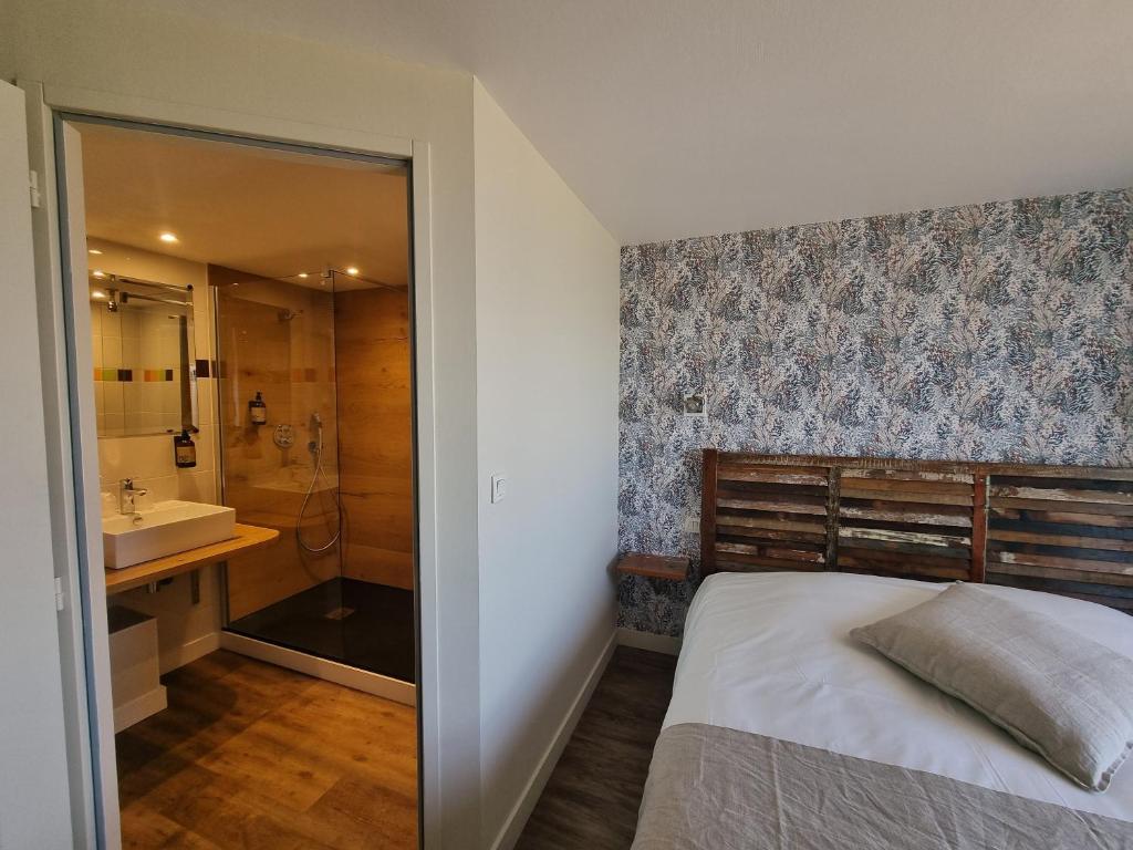 Postel nebo postele na pokoji v ubytování Hôtel Vauban