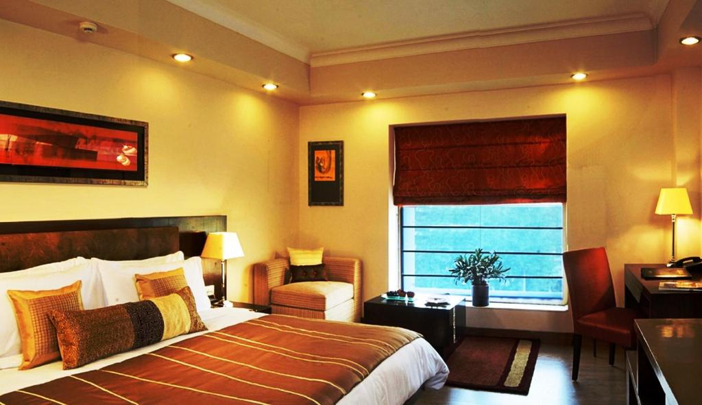 Postel nebo postele na pokoji v ubytování Fortune Sector 27, Noida - Member ITC Hotels' Group