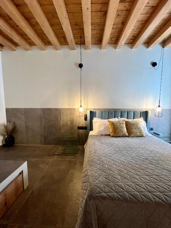 Postel nebo postele na pokoji v ubytování Lindos Serenity Suites