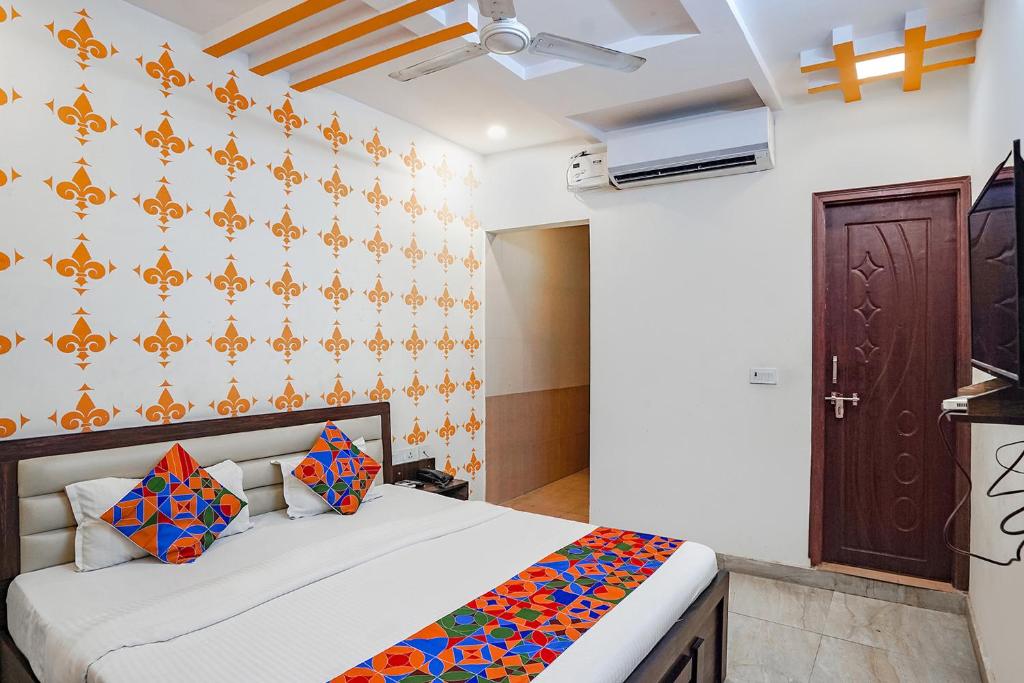 a bedroom with a bed in a room at FabExpress Shree Karuna in Transport Nagar