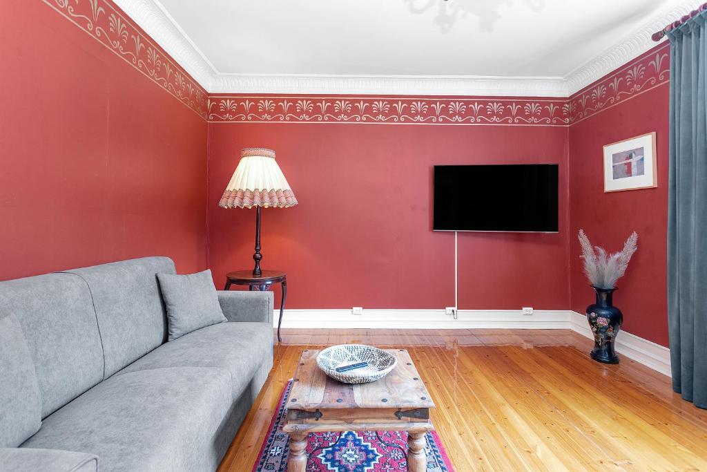 un salon avec un canapé et une télévision à écran plat dans l'établissement Charming Apartment - Amazing Downtown Location, à Reykjavik