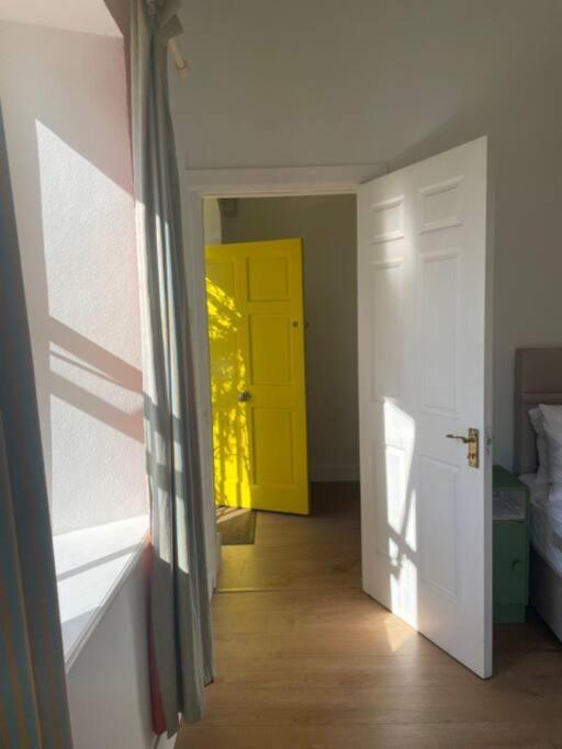 Fotografie z fotogalerie ubytování Newly renovated Cottage with private trout fishing set in beautiful wildlife estate v destinaci Monaghan