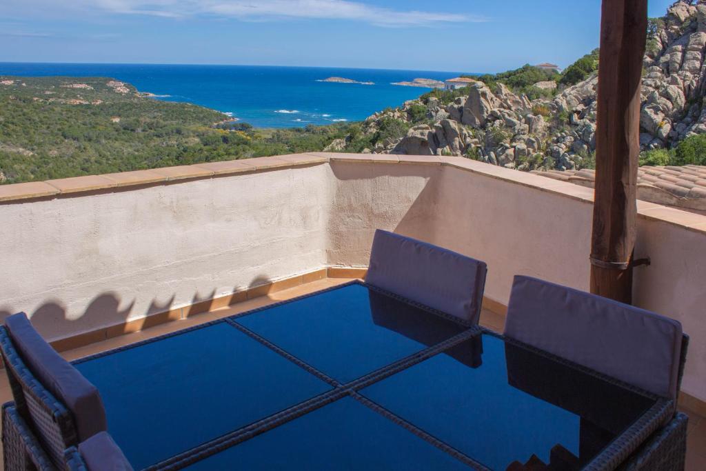 balcone con 2 sedie e vista sull'oceano di Stella Marina- Luxury Sea View in Porto Cervo! a Porto Cervo