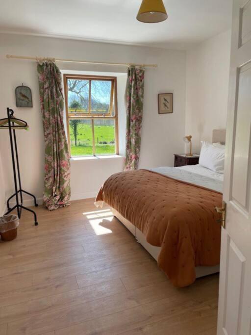 Postel nebo postele na pokoji v ubytování Newly renovated Cottage with private trout fishing set in beautiful wildlife estate