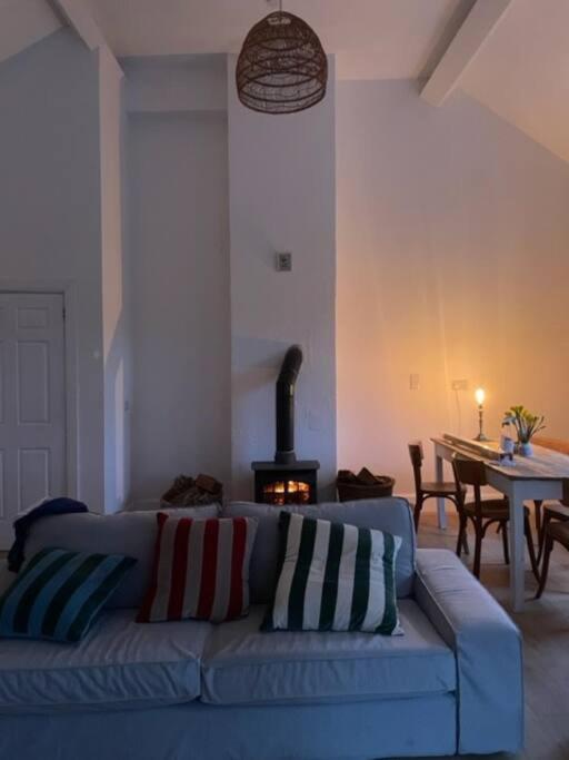 Posezení v ubytování Newly renovated Cottage with private trout fishing set in beautiful wildlife estate