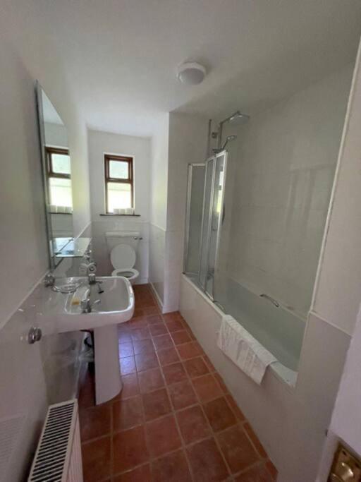 Koupelna v ubytování Newly renovated Cottage with private trout fishing set in beautiful wildlife estate