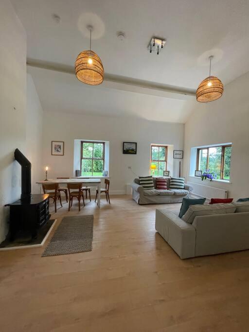 Posezení v ubytování Newly renovated Cottage with private trout fishing set in beautiful wildlife estate