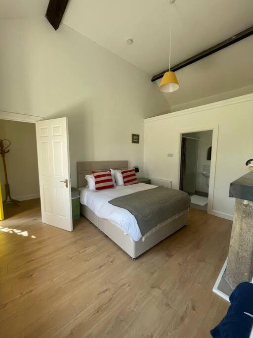 Postel nebo postele na pokoji v ubytování Newly renovated Cottage with private trout fishing set in beautiful wildlife estate