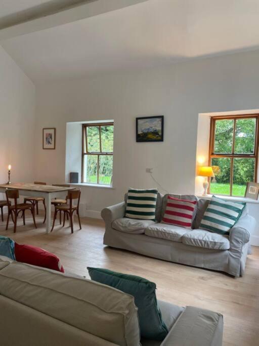 Posezení v ubytování Newly renovated Cottage with private trout fishing set in beautiful wildlife estate