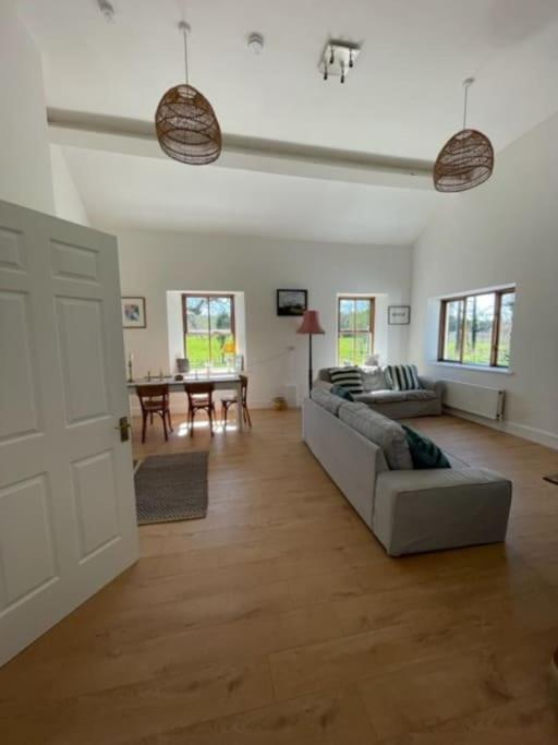 Posezení v ubytování Newly renovated Cottage with private trout fishing set in beautiful wildlife estate