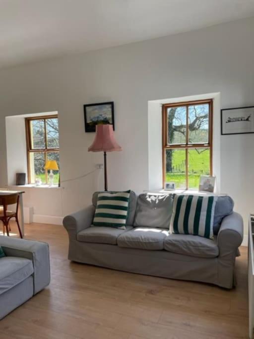 Posezení v ubytování Newly renovated Cottage with private trout fishing set in beautiful wildlife estate