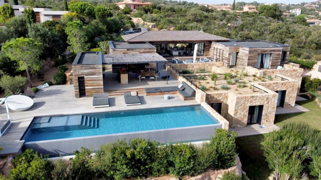 une vue aérienne d'une maison avec piscine dans l'établissement VILLA ISULA BELLA, à Porto-Vecchio