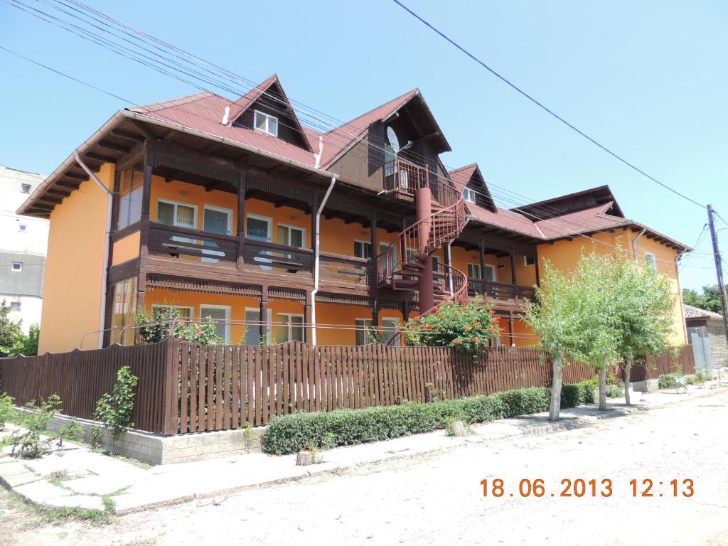 a house with a wooden fence in front of it at Pensiunea Iulia Sulina in Sulina
