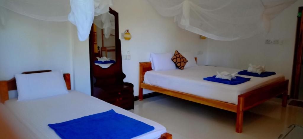 Postel nebo postele na pokoji v ubytování SURF & SAND Hotel Arugambay