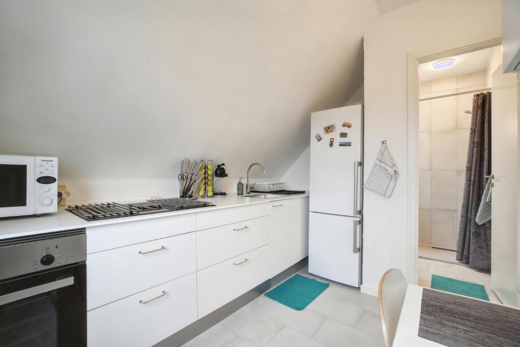 Kuchyň nebo kuchyňský kout v ubytování NICE TOPFLOOR STUDIO APARTMENT