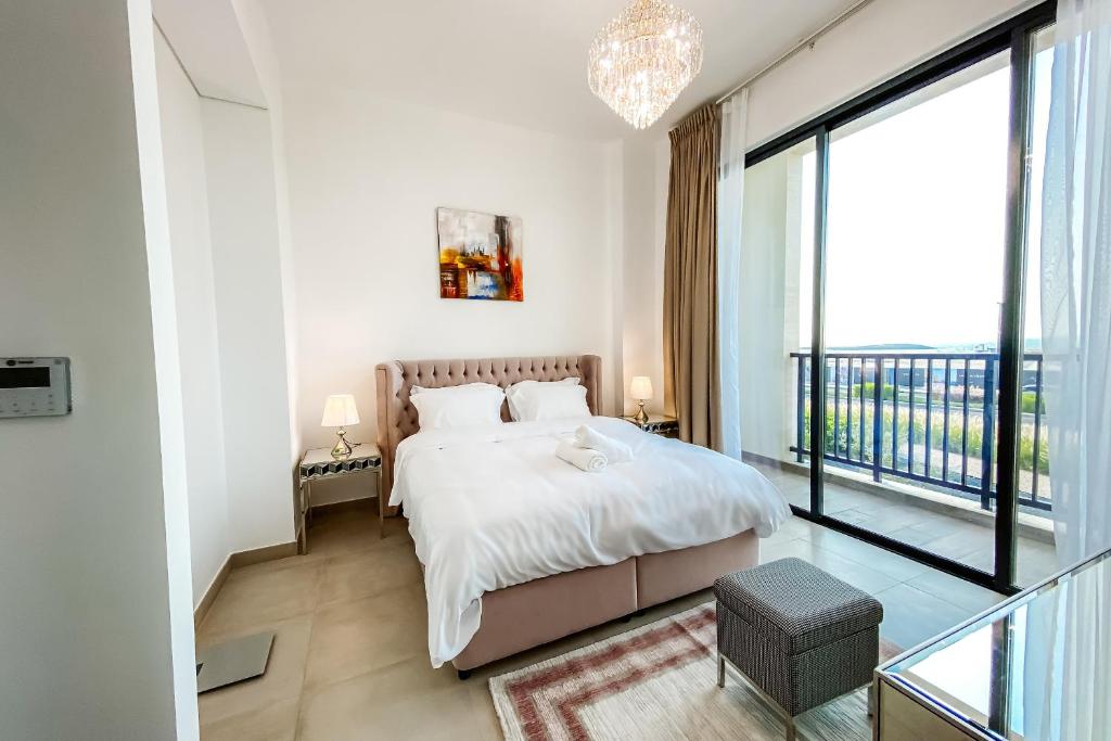 Voodi või voodid majutusasutuse Luxury Villas with Beach Access by VB Homes toas