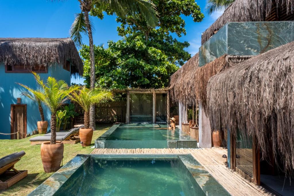 uma piscina no quintal de uma villa em Pousada Hayo Pé na Areia em Caraíva