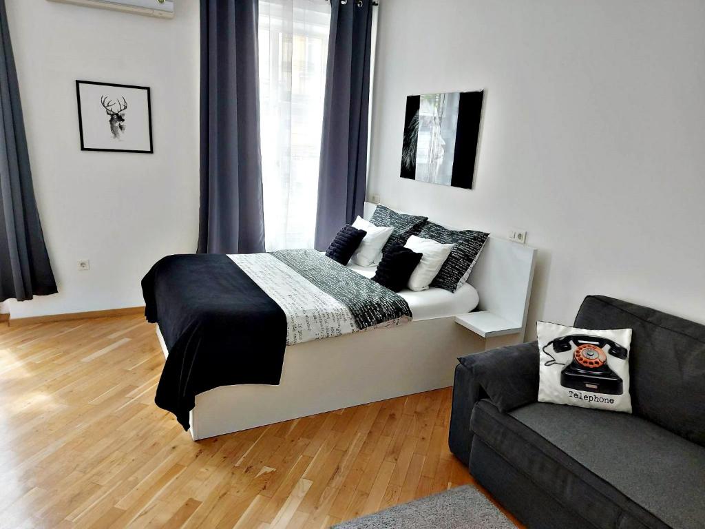 un dormitorio con una cama y un sofá en Zagreb Spin&Fly, en Zagreb