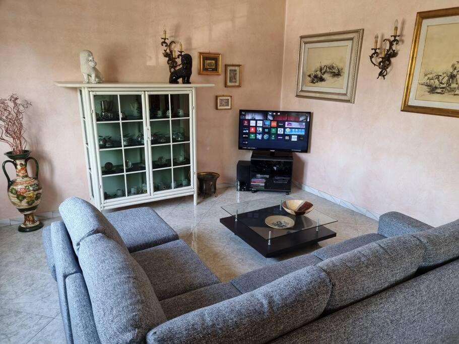 a living room with a couch and a tv at Villa Radi Cornaredo Rho Fiera in Cornaredo