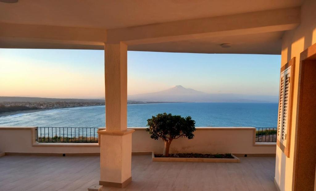 een balkon met uitzicht op de oceaan bij Casa Framaibla - la veranda sull'Etna in Augusta