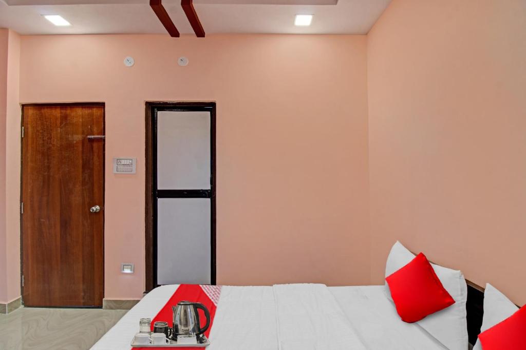 Postel nebo postele na pokoji v ubytování Hotel O Raj Hotel