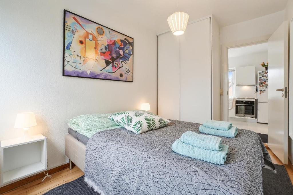 1 dormitorio con 1 cama con 2 almohadas en Cosy apt. in Copenhagen near Airport- metro-beach., en Copenhague