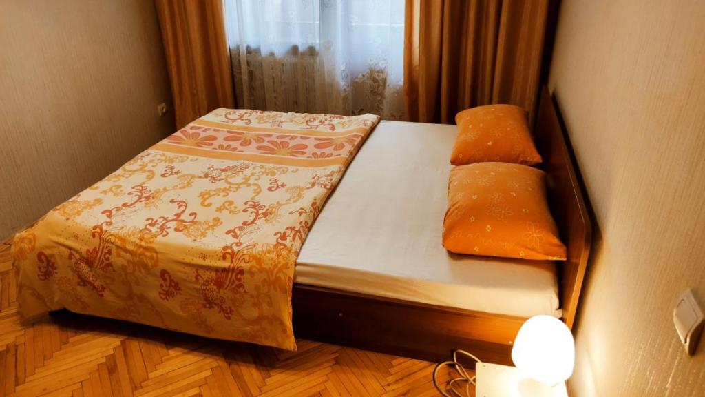 キーウにあるKyivStay Vvedenska Apartmentの窓付きの客室の小さなベッド1台分です。