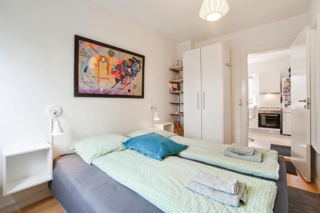 um quarto com uma cama com duas almofadas em Copenhagen, Perfect apt. near the beach. em Copenhaga